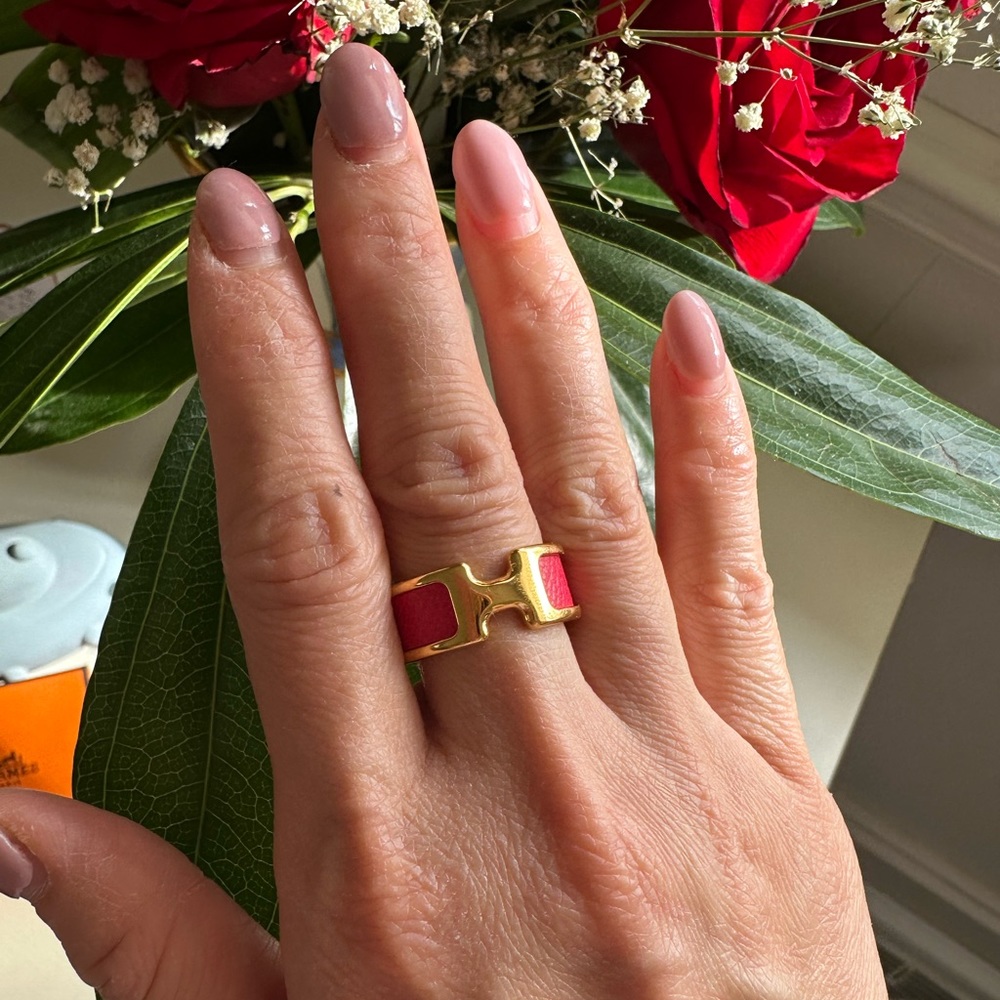Hermes Olympe ring in small model. Color Rose Extreme and gold